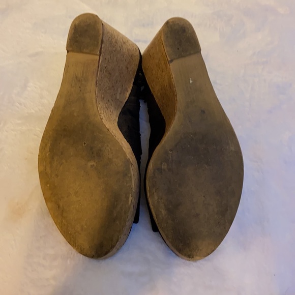 Black, peep toe, fringe wedges…. SPOT ON! - Picture 6 of 6